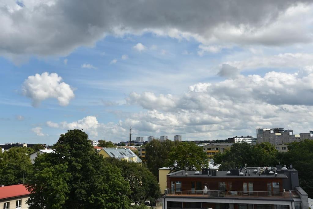 Kahe Magamistoaga Ja Suure Elutoaga 3-Toaline Korter Vaatega Tallinna Aerikeskusele Esterno foto