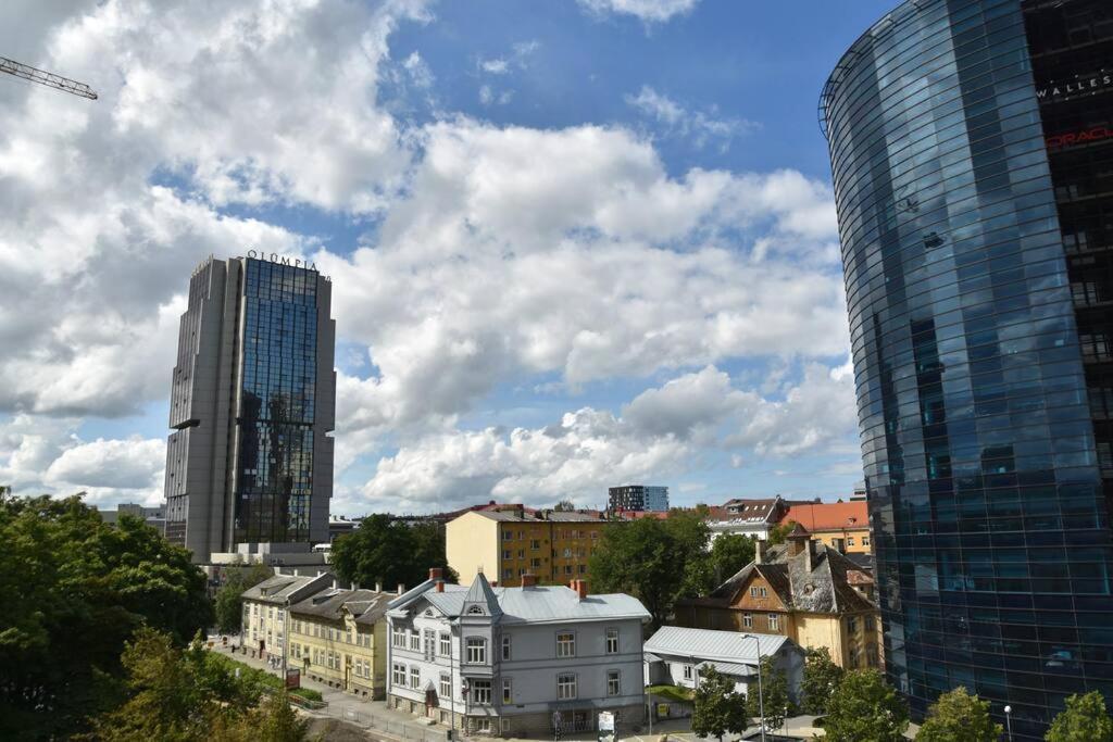Kahe Magamistoaga Ja Suure Elutoaga 3-Toaline Korter Vaatega Tallinna Aerikeskusele Esterno foto